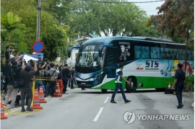 在マレーシア北朝鮮大使館に勤務する外交官とその家族を乗せたバス＝（ＡＦＰ＝聯合ニュース）