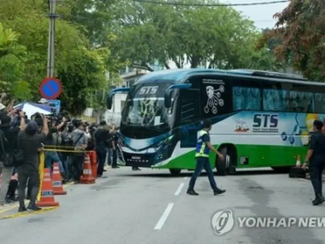 在マレーシア北朝鮮大使館に勤務する外交官とその家族を乗せたバス＝（ＡＦＰ＝聯合ニュース）