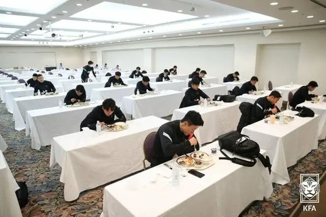 日韓戦のため日本滞在中のサッカー韓国代表の食事風景、ソーシャルディスタンスで黙々と（画像提供:wowkorea）