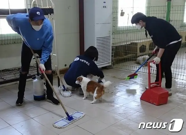 イ・ジョンシン（CNBLUE）、動物保護施設でボランティア活動 「美しい目の犬に出会い、幸せな時間」（画像提供:wowkorea）