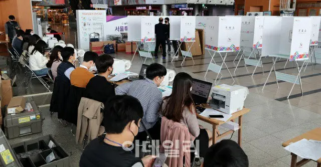 韓国ソウル駅の待合室に、ソウル市長補欠選挙の事前投票所が設置されている（画像提供:wowkorea）