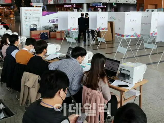 韓国ソウル駅の待合室に、ソウル市長補欠選挙の事前投票所が設置されている（画像提供:wowkorea）