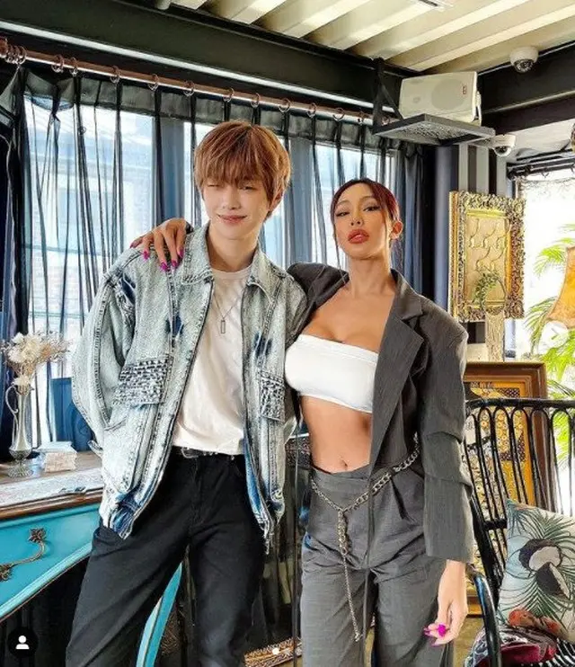 Jessi、カン・ダニエルとの2ショット公開…ブラトップでセクシーな魅力を発散（画像提供:wowkorea）