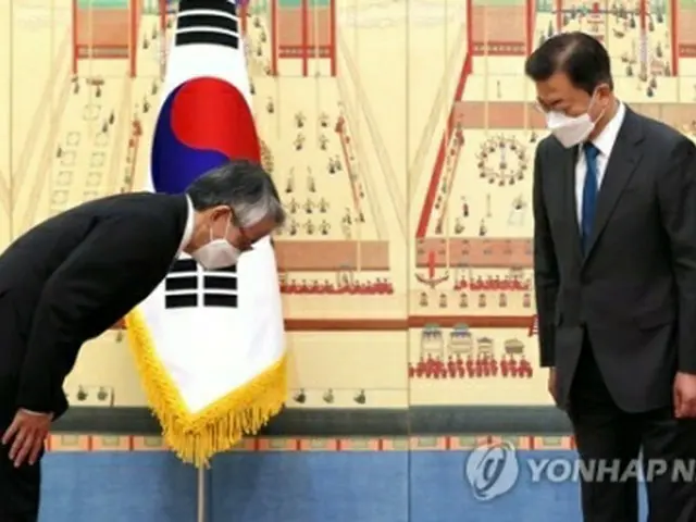 文大統領（右）は１４日、相星孝一・駐韓日本大使から信任状を受け取った。記念撮影後にあいさつする文大統領と相星大使＝１４日、ソウル（聯合ニュース）