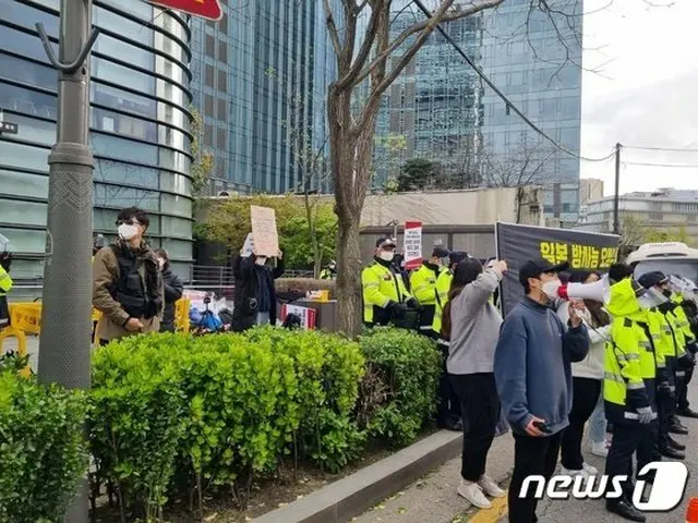 大学生団体「汚染水放流糾弾」日本大使館前で座り込みデモ...警察との対立も＝韓国（画像提供:wowkorea）