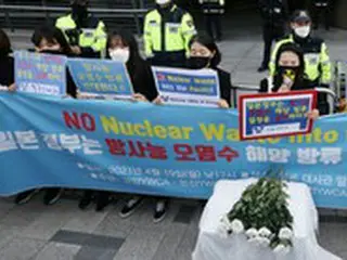 「原発処理水放出」に猛反発の韓国、日本大使館前で「海の葬式」…黒い服で遺影と菊の花を手に「黙祷パフォーマンス」