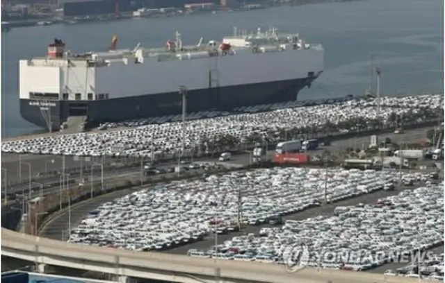 現代自動車の蔚山工場の輸出船積み埠頭（ふとう）が輸出車両で埋め尽くされている（資料写真）＝（聯合ニュース）