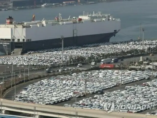 現代自動車の蔚山工場の輸出船積み埠頭（ふとう）が輸出車両で埋め尽くされている（資料写真）＝（聯合ニュース）