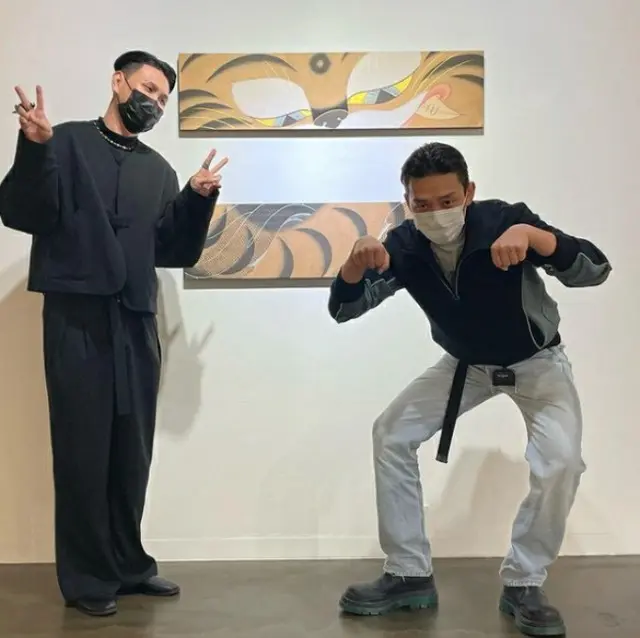 俳優ユ・アイン、「芸術愛」も格別…アート作品の前で”虎ポーズ”（画像提供:wowkorea）