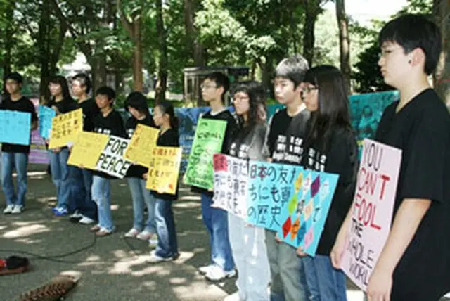 上野公園で抗議集会を開く生徒ら＝15日、東京（聯合）