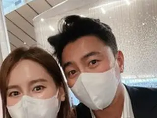 元サッカー韓国代表アン・ジョンファン×元ミスコリアーイ・へウォン、美男美女夫婦の結婚20年記念写真