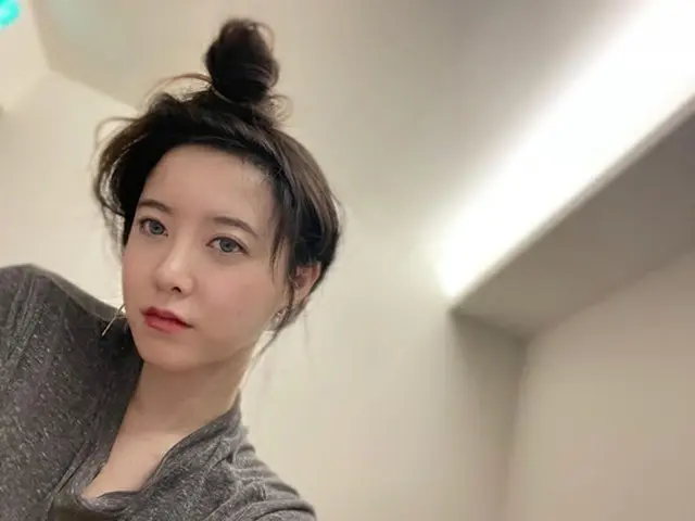 女優ク・ヘソン…無造作なお団子ヘアで「週末は、みんなこんな姿ですよね」（画像提供:wowkorea）