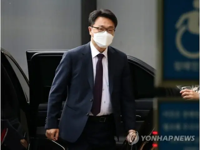 公捜処に入る金鎮ウク（キム・ジンウク）処長＝10日、果川（聯合ニュース）