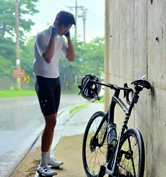 俳優ユン・ヒョンミン、雨を抜いて42kmを自転車ライディング「1335カロリーを消費」（画像提供:wowkorea）