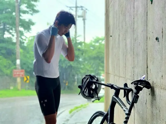 俳優ユン・ヒョンミン、雨を抜いて42kmを自転車ライディング「1335カロリーを消費」（画像提供:wowkorea）