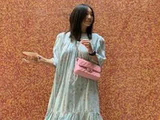 女優ファン・シネ、花柄のワンピースにピンクのブランドバックでポイント