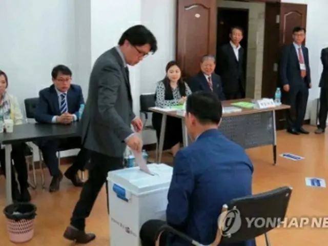 2017年の大統領選挙で実施された在外投票。中国・瀋陽にある韓国総領事館での投票の様子（資料写真）＝（聯合ニュース）