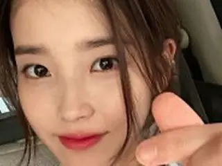 歌手IU（アイユー）、指ハート＆いたずらな表情...魅力爆発