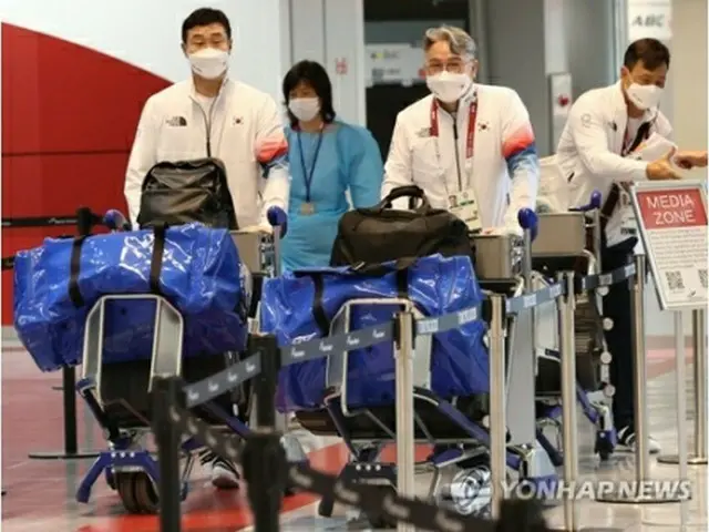 成田空港に到着した金監督（手前右）ら韓国代表＝２６日、成田（聯合ニュース）