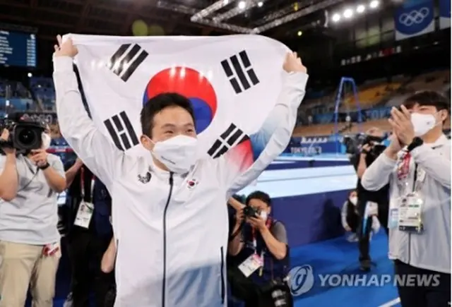 金メダルを獲得し太極旗（韓国国旗）を掲げる申＝２日、東京（聯合ニュース）