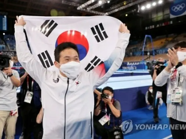 金メダルを獲得し太極旗（韓国国旗）を掲げる申＝２日、東京（聯合ニュース）