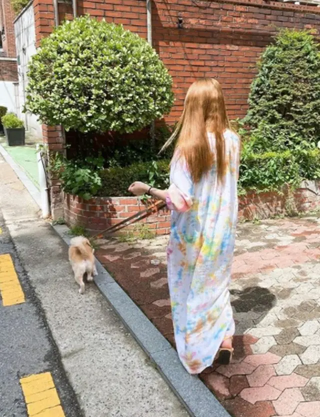 歌手ソ・イニョン、新型コロナから回復…愛犬と散歩する様子をSNSにアップ（画像提供:wowkorea）