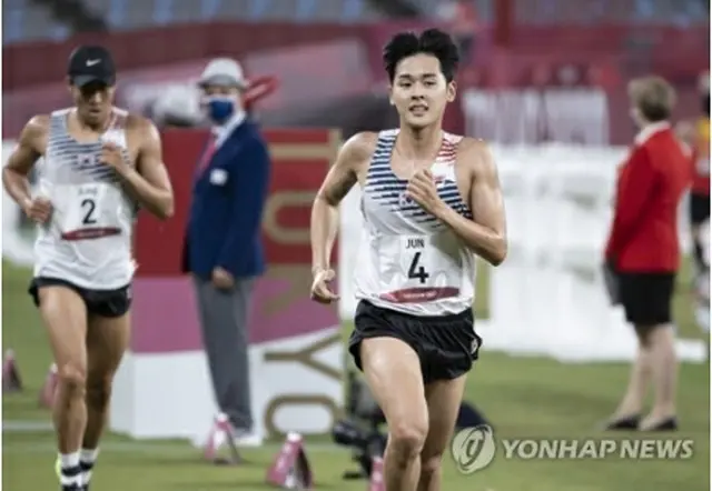 東京五輪の近代五種男子で銅メダルに輝いた全雄太（チョン・ウンテ）。後ろが４位の鄭振和（チョン・ジンファ）＝（聯合ニュース）