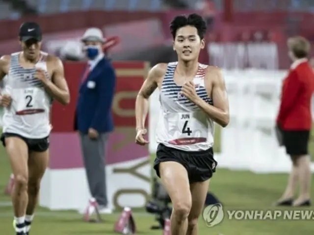 東京五輪の近代五種男子で銅メダルに輝いた全雄太（チョン・ウンテ）。後ろが４位の鄭振和（チョン・ジンファ）＝（聯合ニュース）