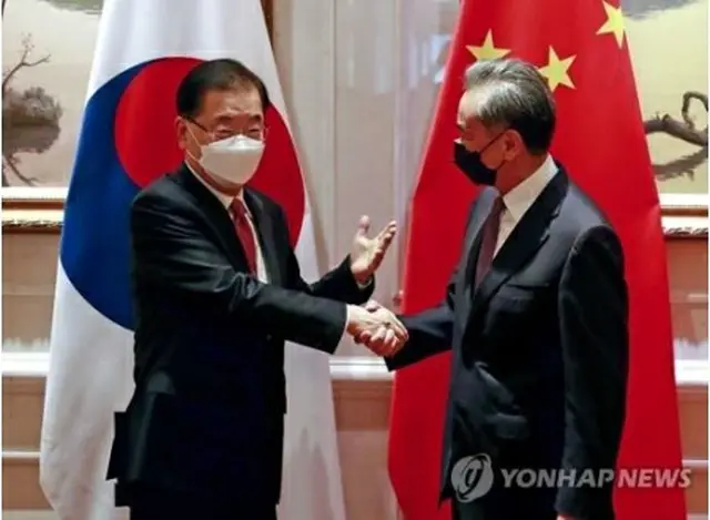 今年4月、韓中外相会談の前に握手を交わす鄭氏（左）と王氏（資料写真）＝（聯合ニュース）