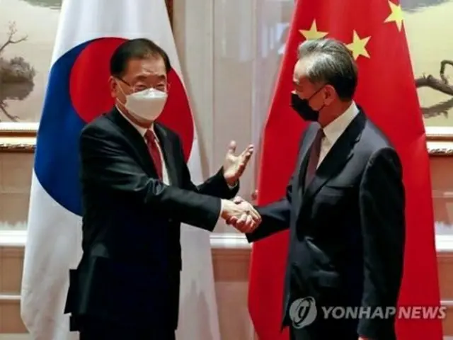 今年4月、韓中外相会談の前に握手を交わす鄭氏（左）と王氏（資料写真）＝（聯合ニュース）