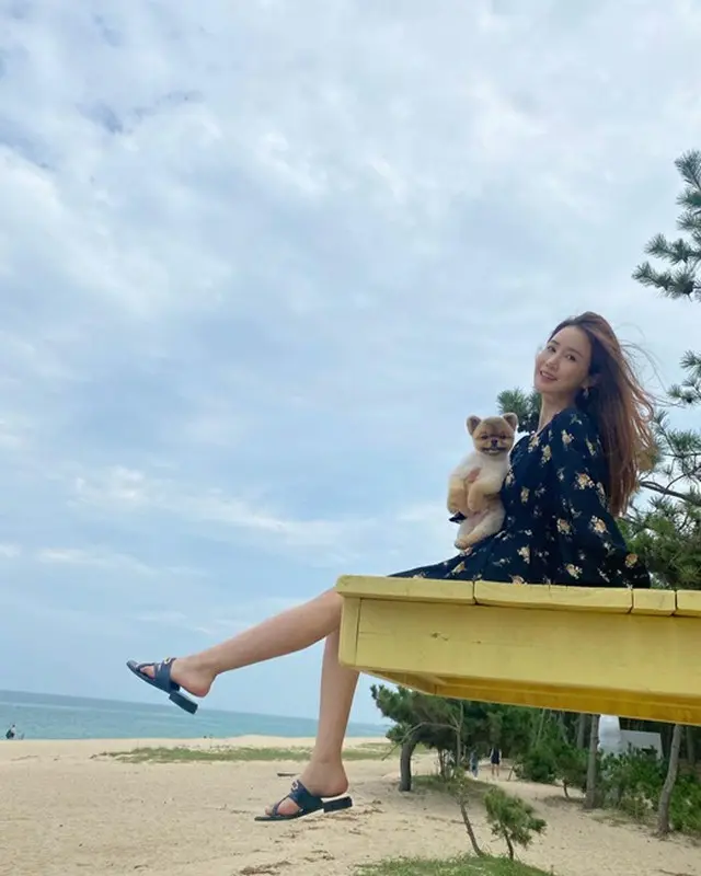 女優イ・ダヘ、愛犬と海辺で遊ぶ様子を公開…「グレイトンがいてとても幸せだ」（画像提供:wowkorea）