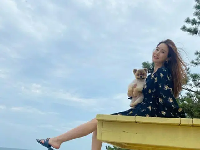 女優イ・ダヘ、愛犬と海辺で遊ぶ様子を公開…「グレイトンがいてとても幸せだ」（画像提供:wowkorea）