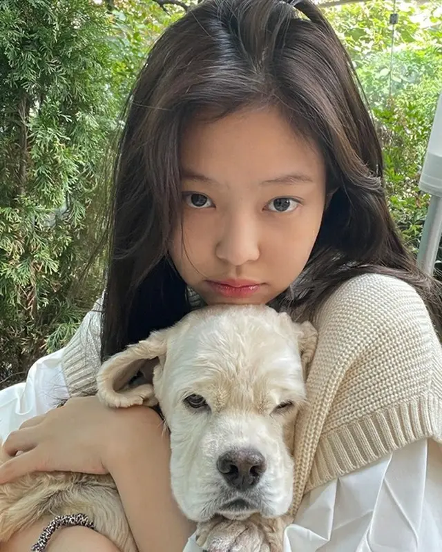 「BLACKPINK」ジェニー、愛犬カイとの2ショット写真を公開…「アイボリーカラーの日」（画像提供:wowkorea）