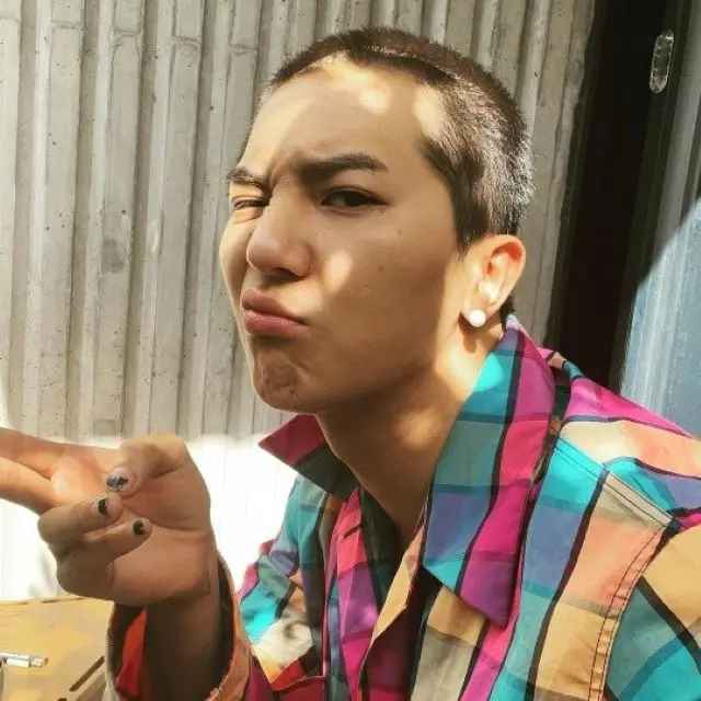 「WINNER」のMINO、破格的な刈り上げヘアを披露…変顔をしてもオシャレ感漂うイケメンぶり（画像提供:wowkorea）