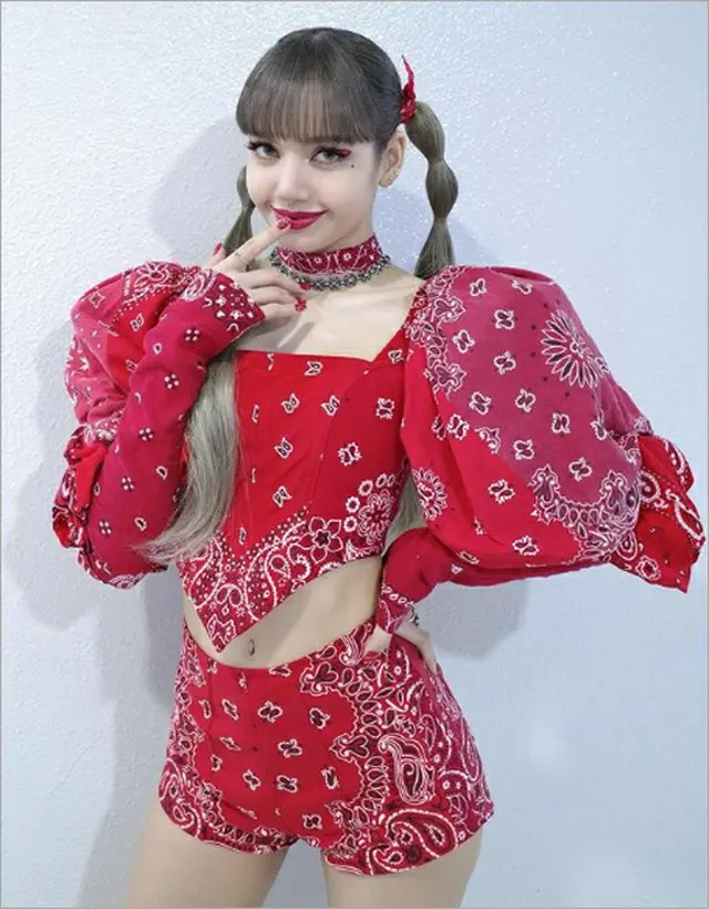 グループ「BLACKPINK」LISAのソロ舞台衣装のファッションを、同じグループのメンバーJISOOが写真に残した。（画像提供:Mydaily）