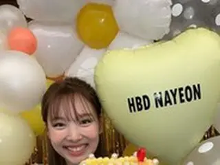 「TWICE」ナヨン、誕生日ケーキを持って愛嬌…ディズニープリンセスのよう