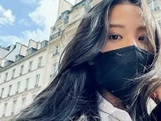 JISOO（BLACKPINK）、パリの街を歩く人形…日常が画報になる