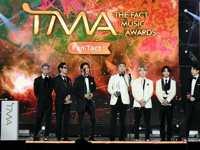 「2021 THE FACT MUSIC AWARDS」で4年連続大賞を受賞した「BTS」。（画像提供:wowkorea）