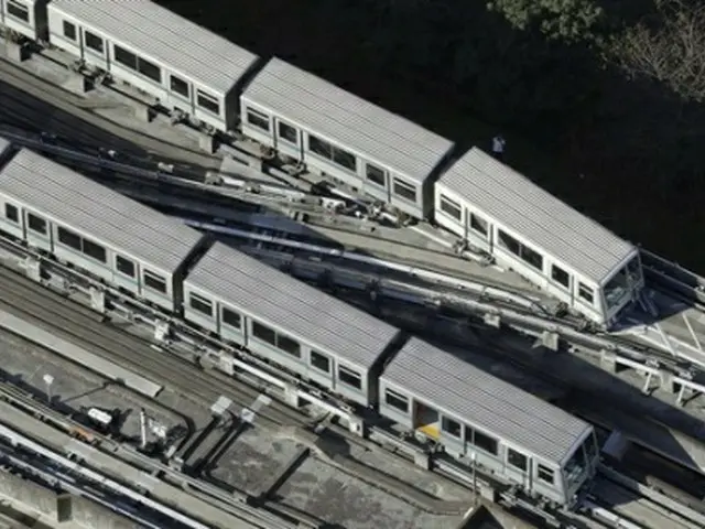 地震があった東京都足立区で脱線した電車＝（共同＝聯合ニュース）