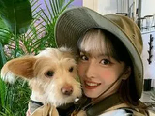 「TWICE」モモ、愛犬に優しいまなざし…果実のような爽やかさ