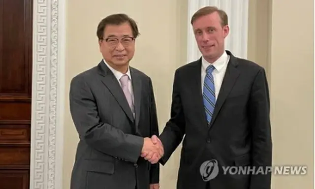 握手をかわす徐薫国家安保室長（左）とサリバン米大統領補佐官（在米韓国大使館提供）＝（聯合ニュース）≪転載・転用禁止≫