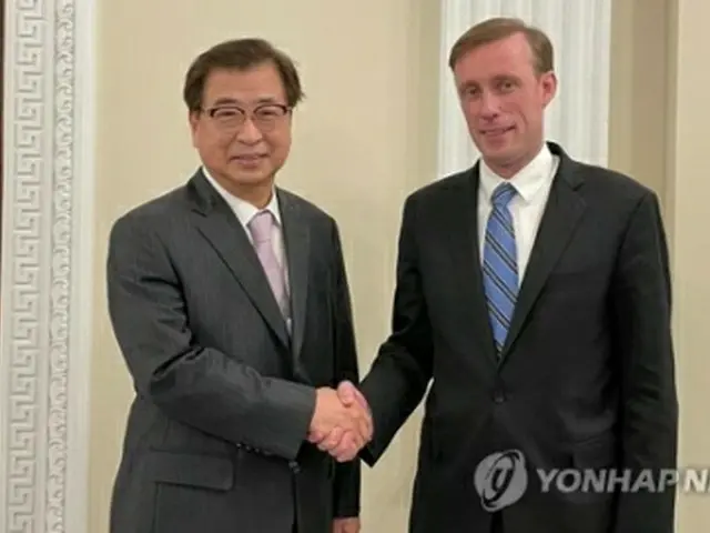 握手をかわす徐薫国家安保室長（左）とサリバン米大統領補佐官（在米韓国大使館提供）＝（聯合ニュース）≪転載・転用禁止≫