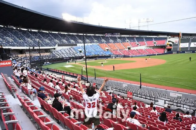 韓国政府の社会的距離の確保の調整を受けて、首都圏の野球場にも観客の入場が可能になった。（画像提供:wowkorea）