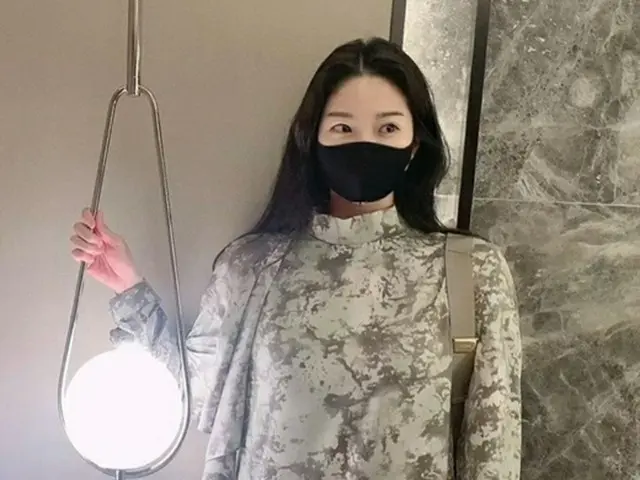 チョンジン（SHINHWA）の妻リュ・イソさん、落ち着いた色味のワンピースを着て近況を公開…「友達の結婚式に行ってきました」（画像提供:wowkorea）