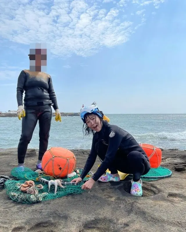 サユリ、海女さんに挑戦中！…ゼンくんはスヤスヤお昼寝中！（画像提供:wowkorea）