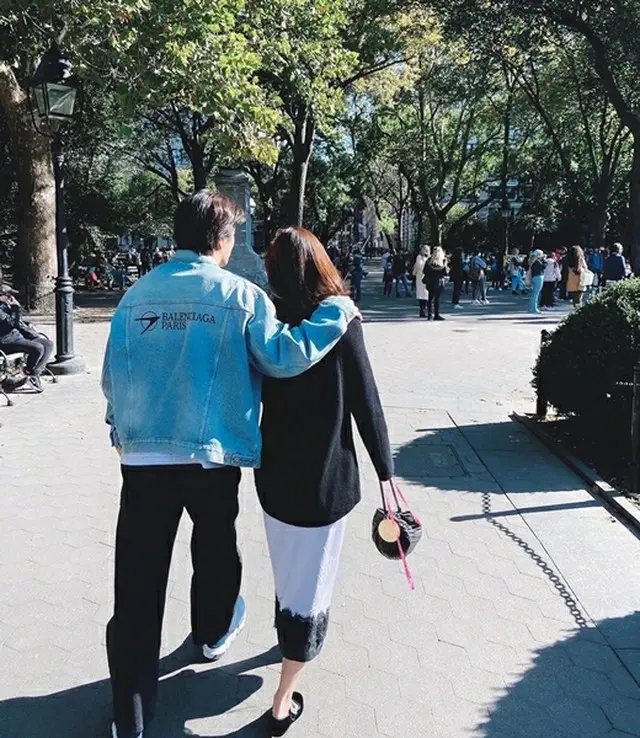 俳優クォン・サンウ＆女優ソン・テヨン夫婦、米NYで仲良しデート姿…まるで映画のよう（画像提供:wowkorea）