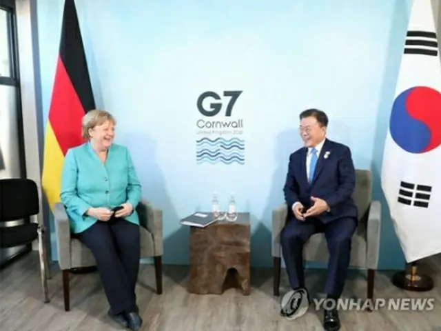 文大統領（右）とメルケル首相（資料写真）＝（聯合ニュース）