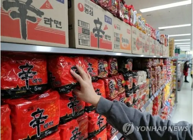 スーパーの即席麺売り場（資料写真）＝７日、ソウル（聯合ニュース）