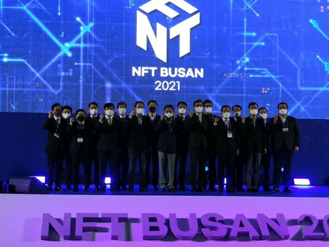 「NFT BUSAN 2021」で釜山市のパク・ヒョンジュン市長と参加者が開幕しでイベントの成功を祈願している。（画像提供:wowkorea）