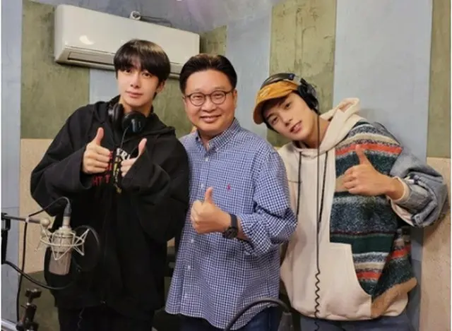 徐ギョン徳氏（中央）とMONSTA　Xのミニョクさん、ヒョンウォンさん（徐氏提供）＝（聯合ニュース）≪転載・転用禁止≫